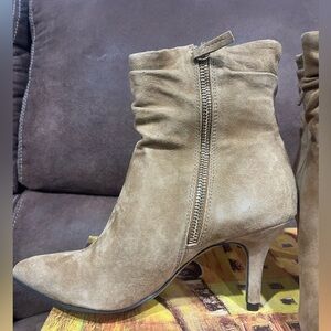 New Bella Vita tan suede pointy toe boots gorgeous 7 $129